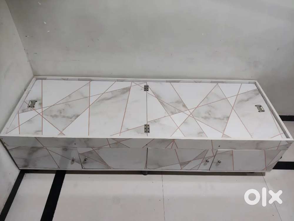 Wooden Dewan in good condition for sale