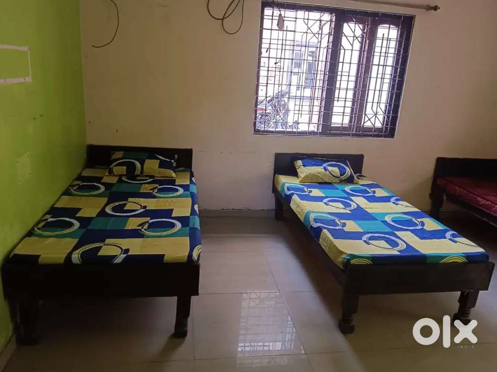 New boys pg in sayajigunj a premium service and budget friendly