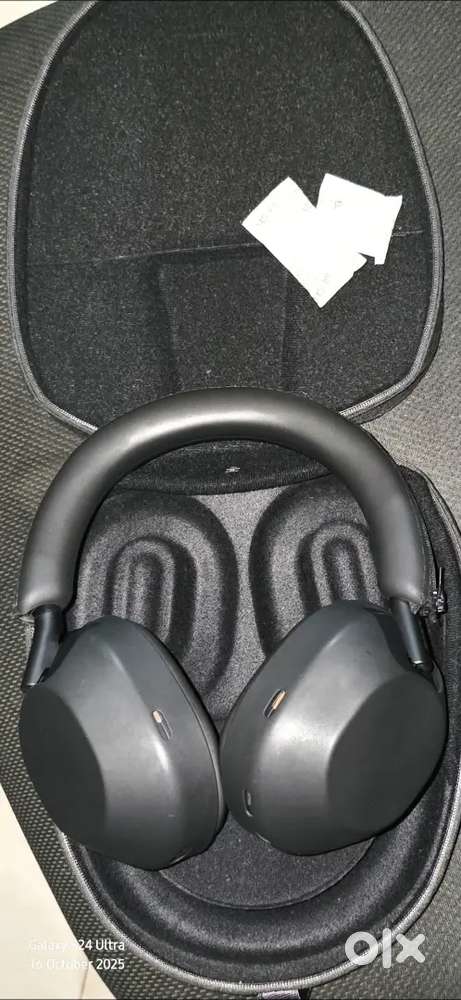 Brand new looking Sony wh-1000 XM5 in mint condition.