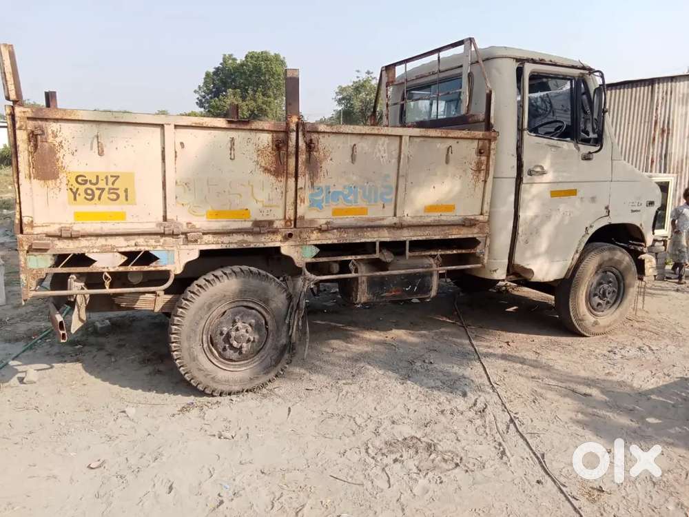 Tata 407 bricks loading