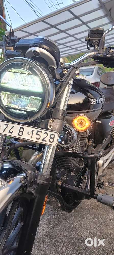 2021 hness CB350 dlx pro dual tone. With new unfitted reise tyres