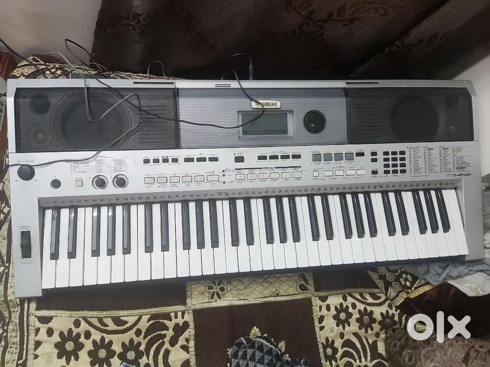 YAMAHA PSR-i455 5 years old in perfect condition and reverb peddle
