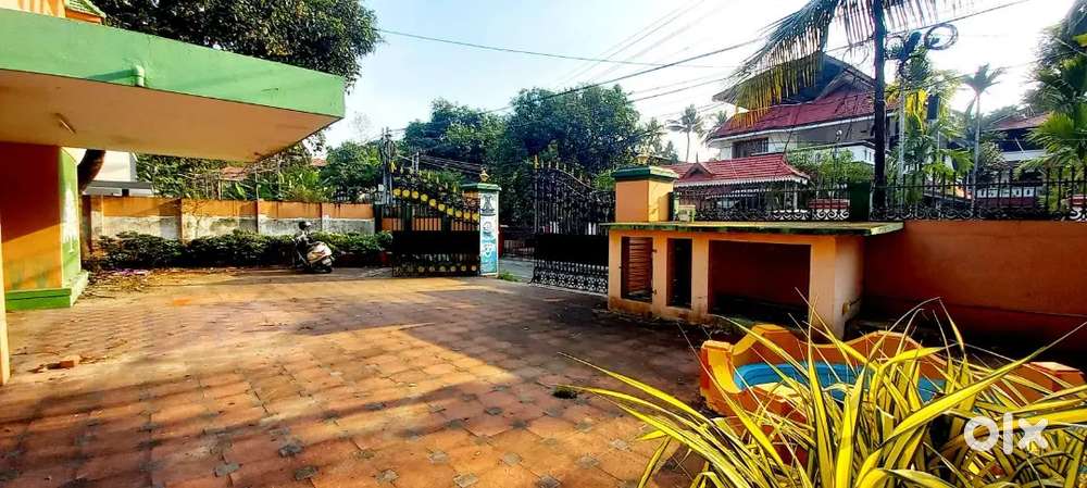Commercial house with ample car parking edappally