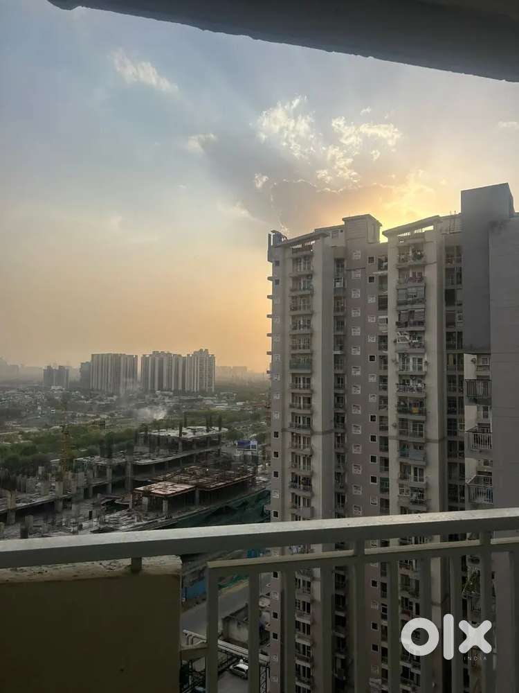 Sharing flat 1 BHK available in 3 BHK flat