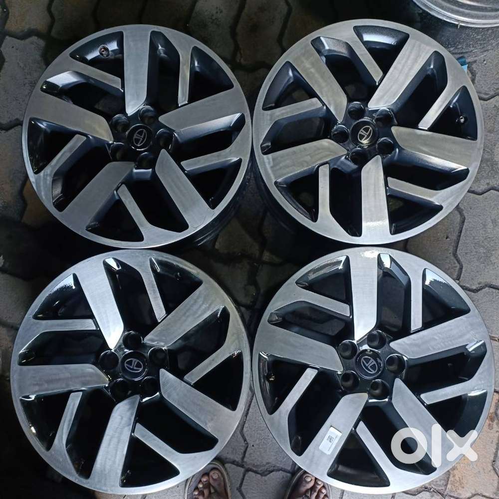 TATA HARIEAR ALLOY WHEELS 17 INCHES (GOOD CONDITION)