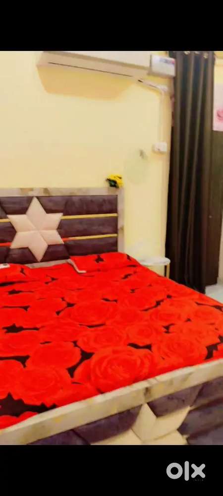 Mujhe  famale chahiye roommate