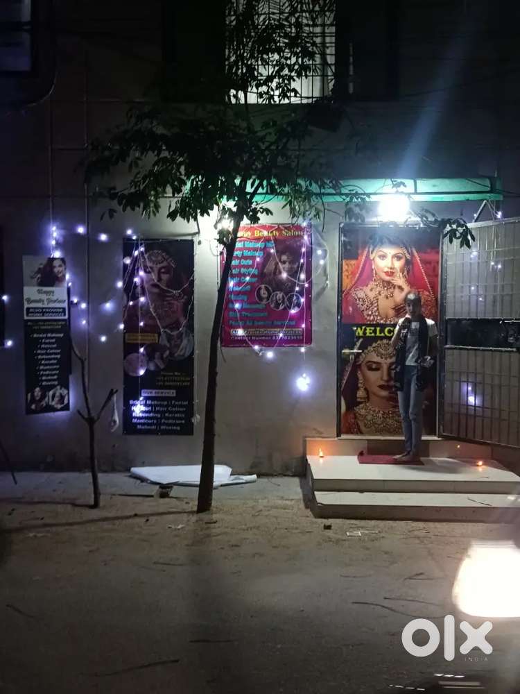 Beautician and helper