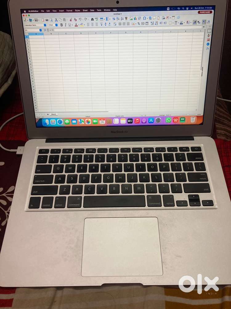 MacBook 2017 mid air