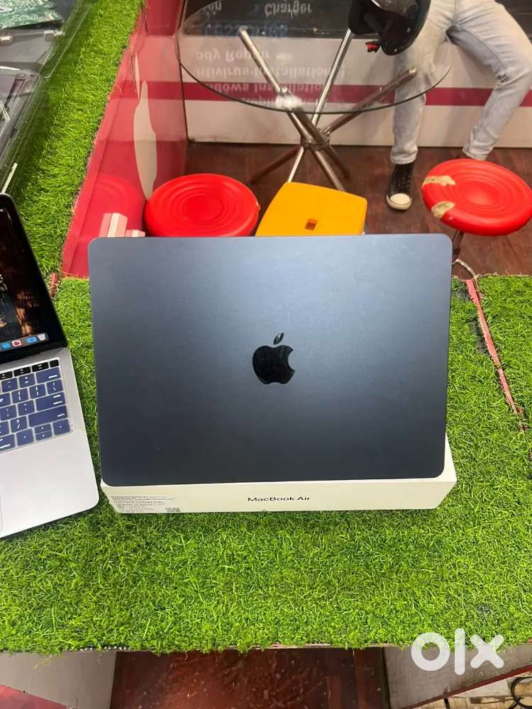 Apple mackbook  air M2  with 8gb ram Ram buy now