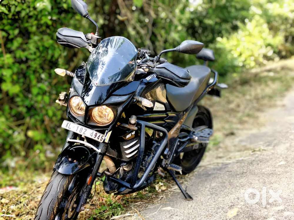 Mahindra Mojo bs6 Black