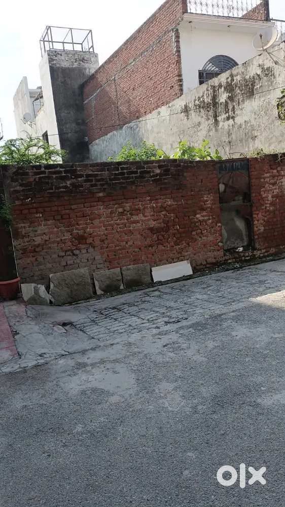 Boundary coverd plot of 150 gaj near park location with gate