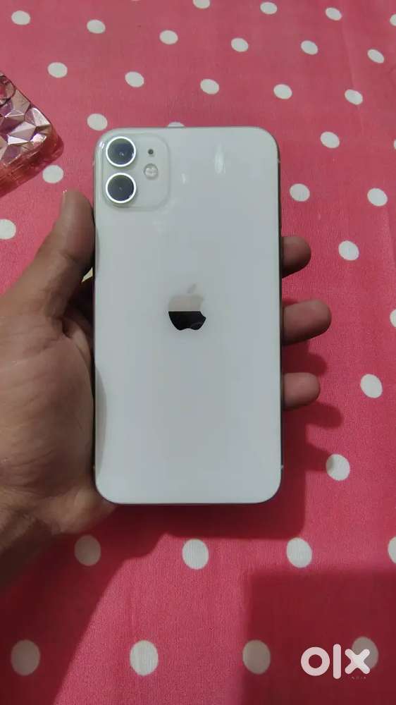 IPHONE 11 SELLING 64 GB