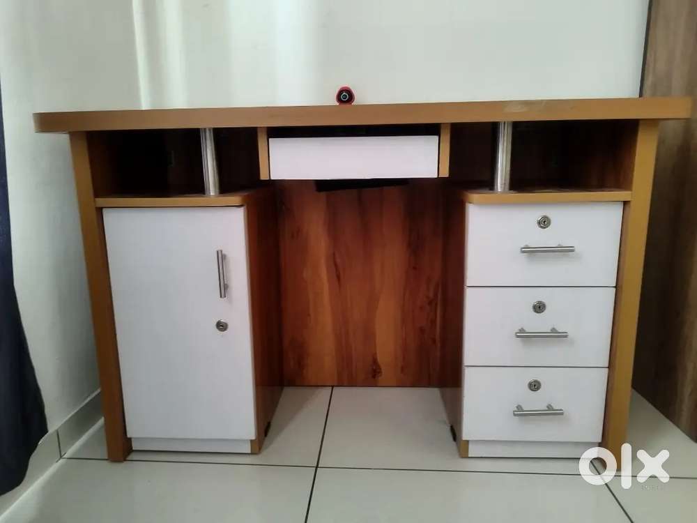 Study / office table and computer table