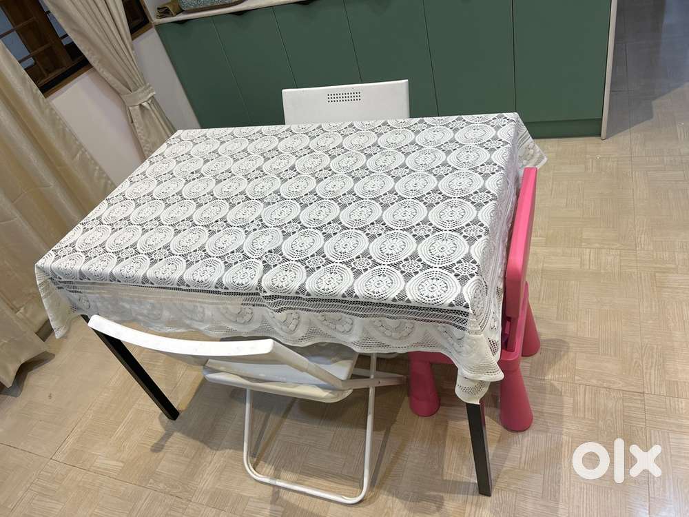4 seater dining table in excellent condition