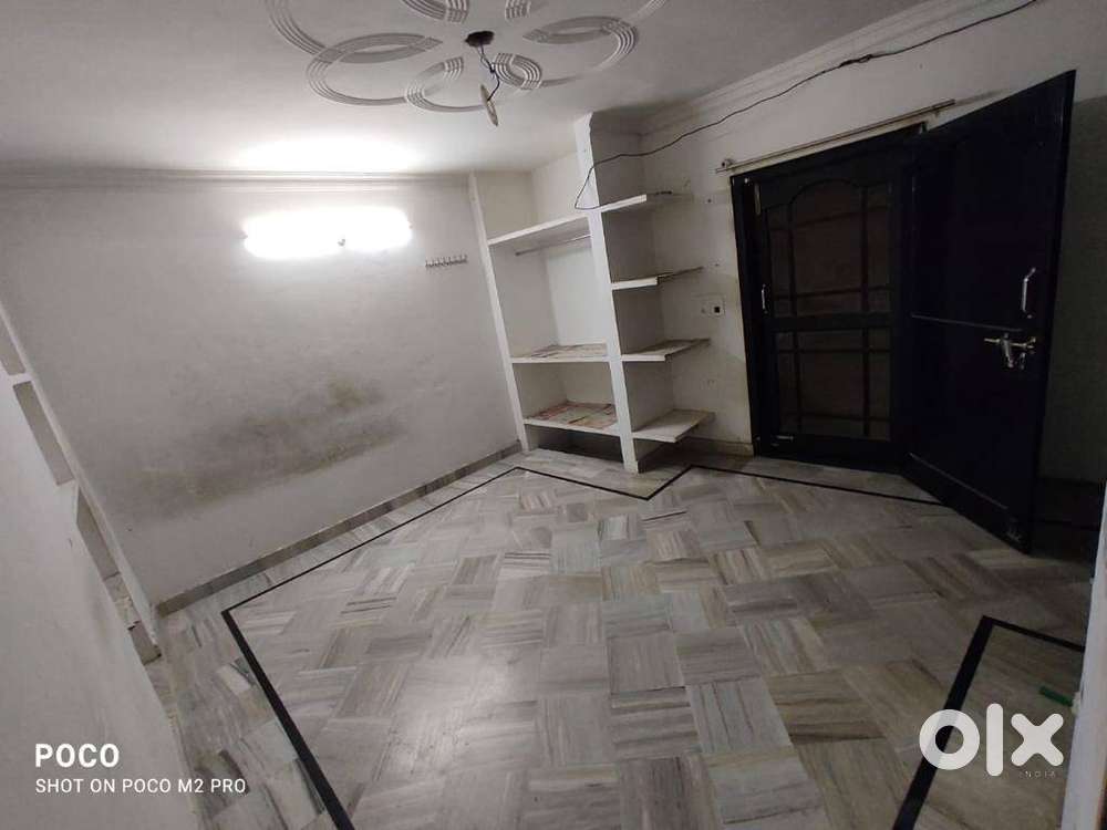 1 room set available hus/wife or single person