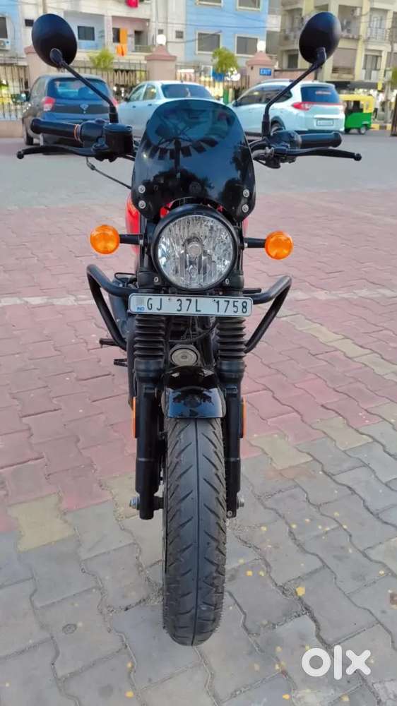 Royal Enfield Hunter 350
Rebel Red Colour Top Model