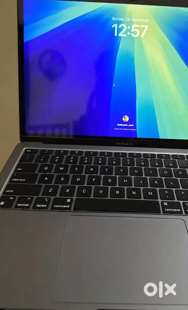 macbook air m1 chip with box 256gb but apple id locked