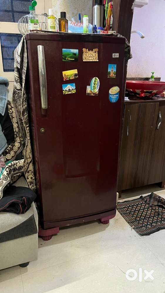 LG fridge 5feet good condition
