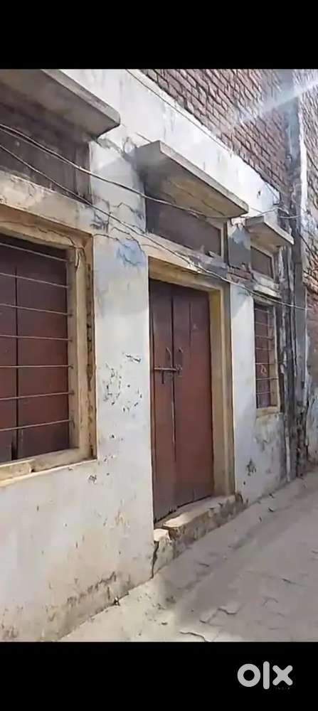 196 Sq yards square shaped plot with constructed house(old) for sale