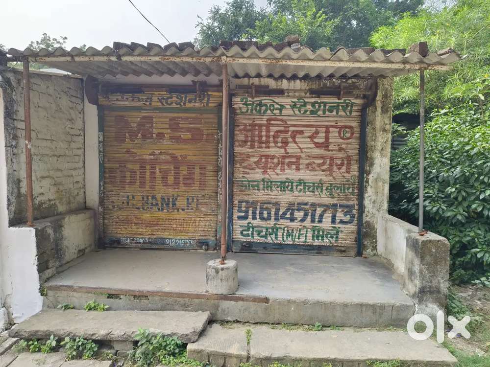 2 Shop in front of St Mary's Convent School