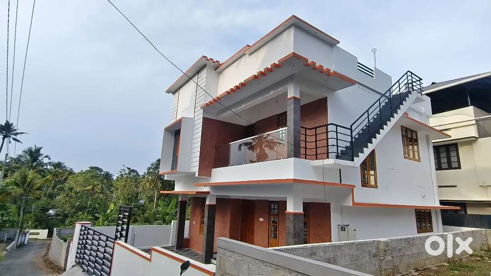 MANNANTHALA ജംഗ്ഷൻ  സമീപം 3.850 CENT 4 BHK NEW HS 1850 SQURE FEET