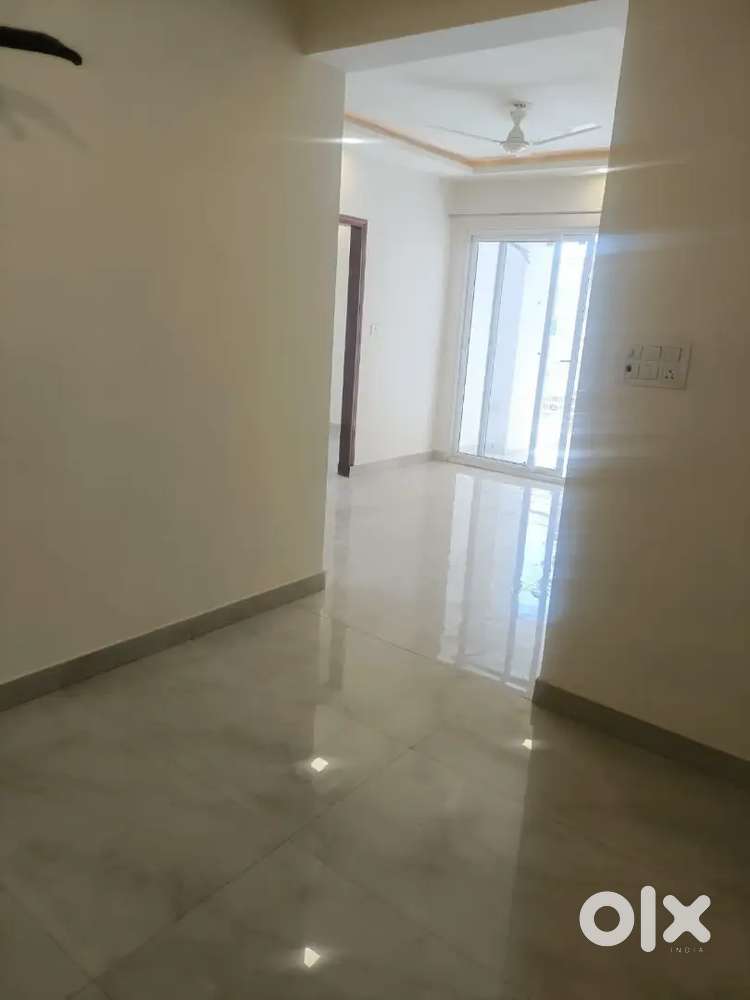 3 BHK flat semi furnished available for rent