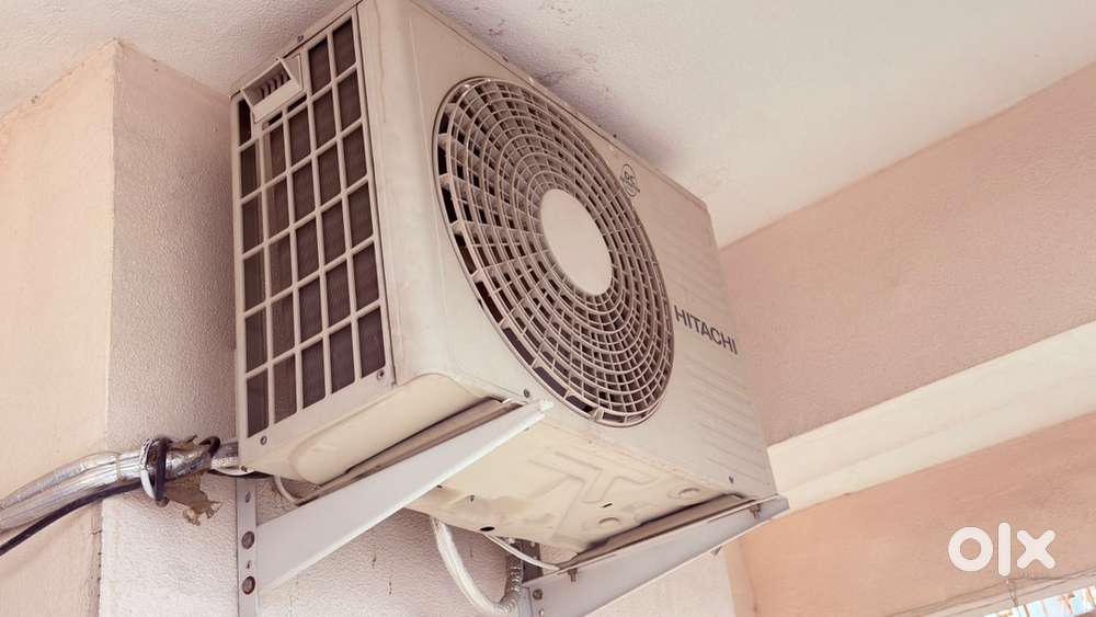 HITACCHI 1 TON AC 3 YR OLD IN WORKING CONDITION