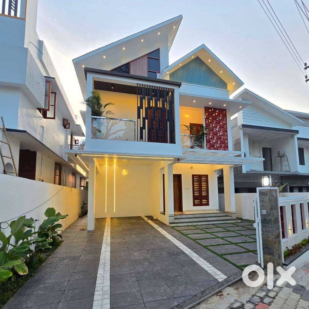 Beautiful Villa for Sale Near Pudussery Highway, Palakkad!