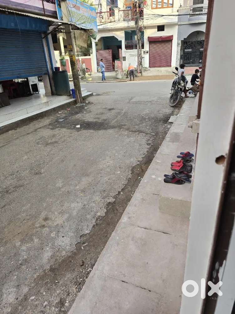 Corner house at sector H jankipuram 1 room set separate  40 fit road