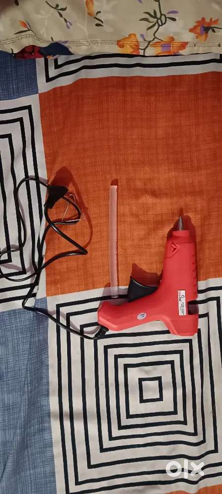 Hot glue gun bilkul sahi condition ma ak glue ki refil ka sath