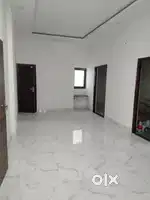 मुख्य सड़क के पास महिंद्रा मॉडल स्कूल के पास 2 बीएचके उपलब्ध है