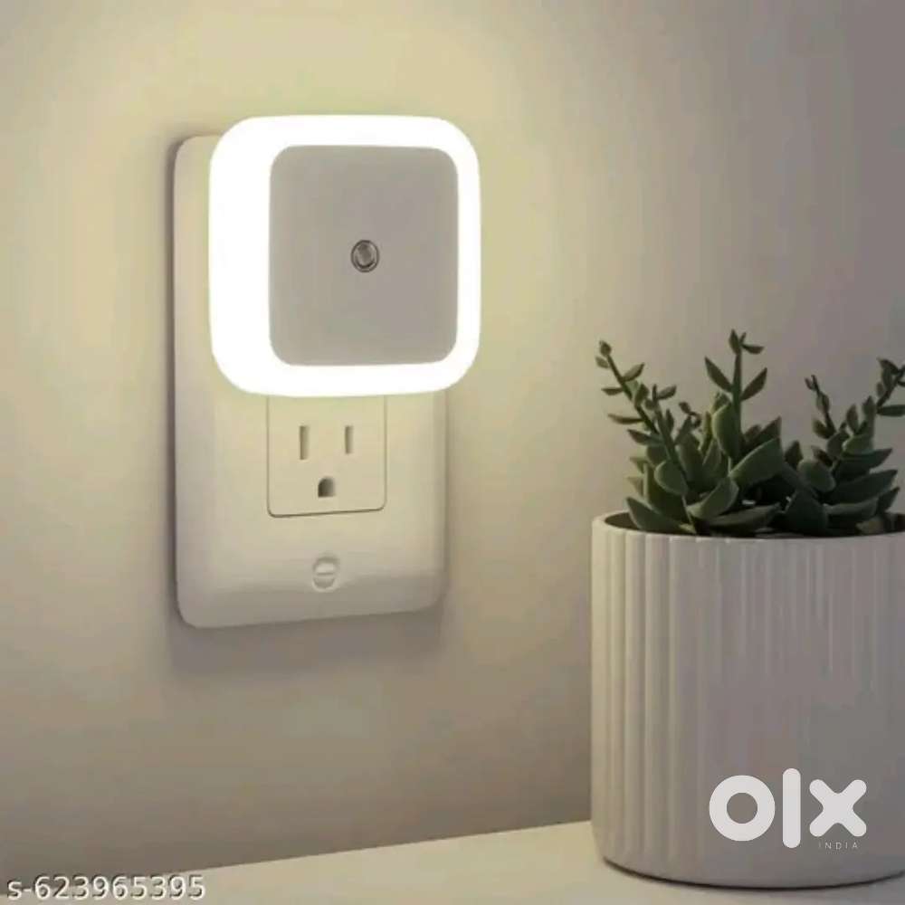 Smart Dusk-to-Dawn LED Night Light with Automatic Dimming Sensor