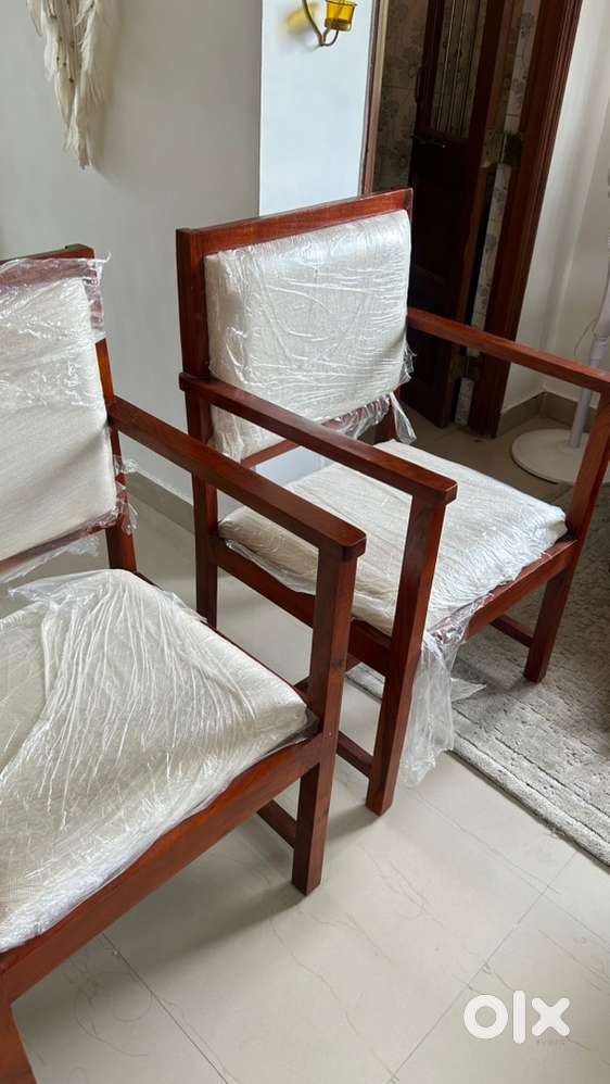 Set of 2 Comfortable well cushioned sofa chair