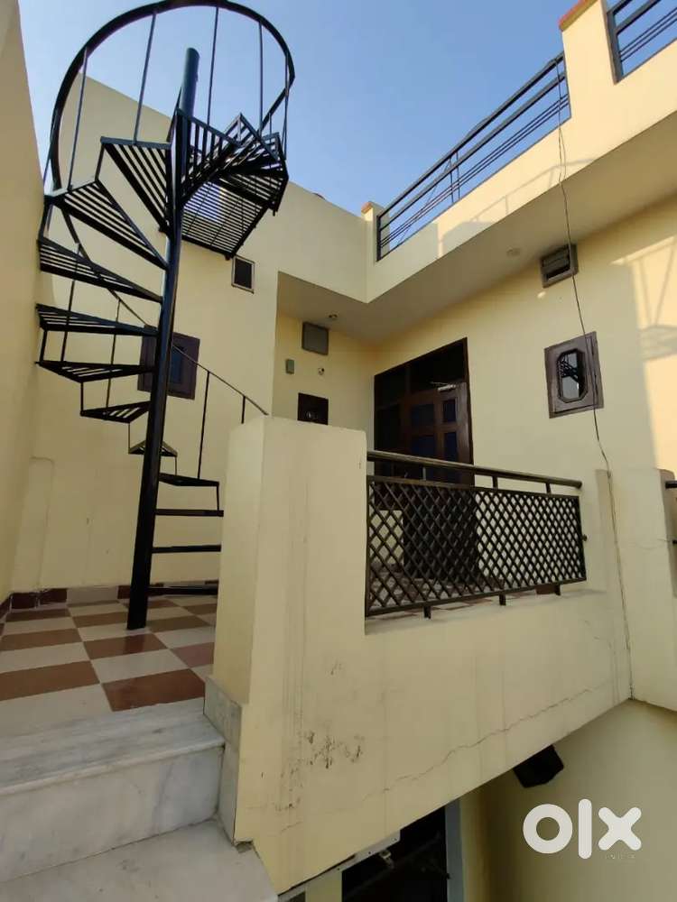 Independent room for rent for working girls and small family only