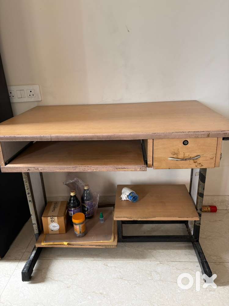 Sturdy & Spacious Computer Table – Great Condition!