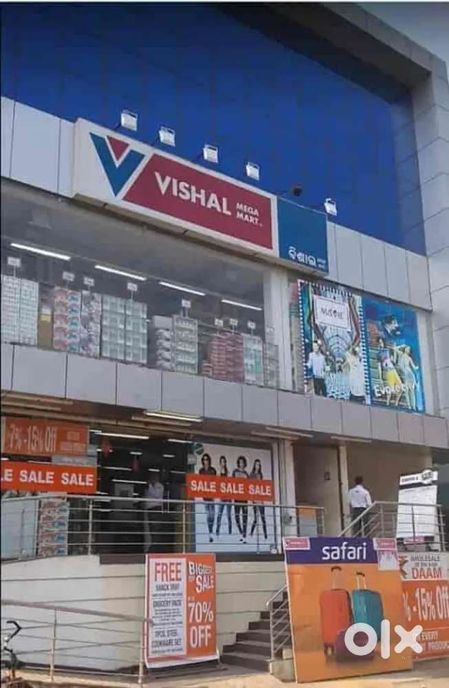 Store manager girls and boys urgently need vishal mega mart mall