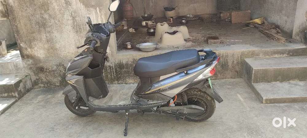 Green invicta electric scooty 15oct ko liye hai