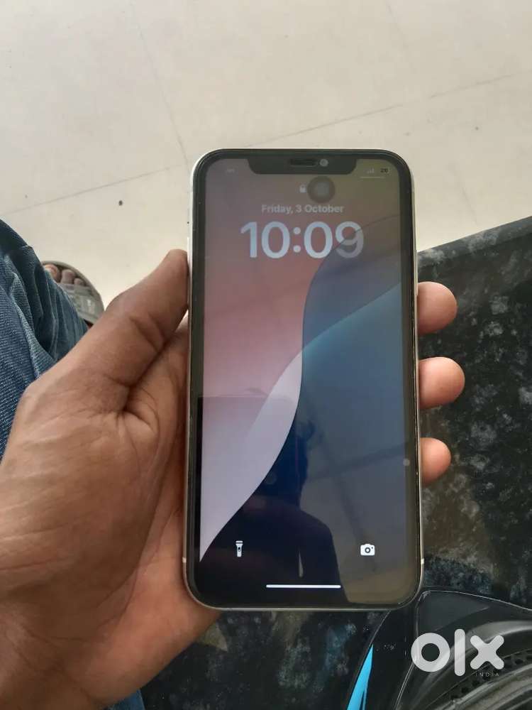 I PHONE 11 ,128GB STORGE ALL OKAY BACK GLASS BROKEN BATTERY HEALTH 86%