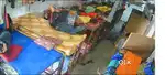 हॉस्टल में खाना बनाने वाले की जरूरत है।
