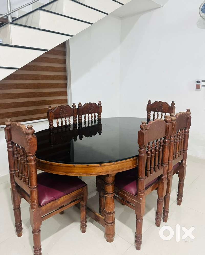 Full teak dining table with 6 chair good condition