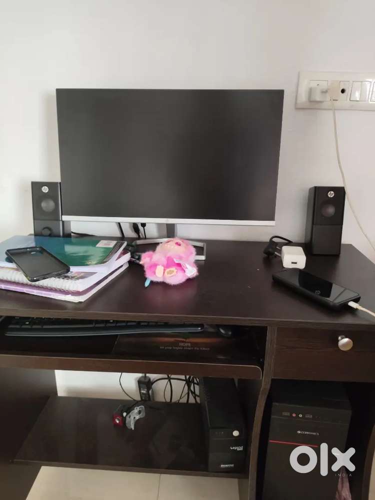 Full in condition 1 keyboard and mouse and 2 speaker with headphones