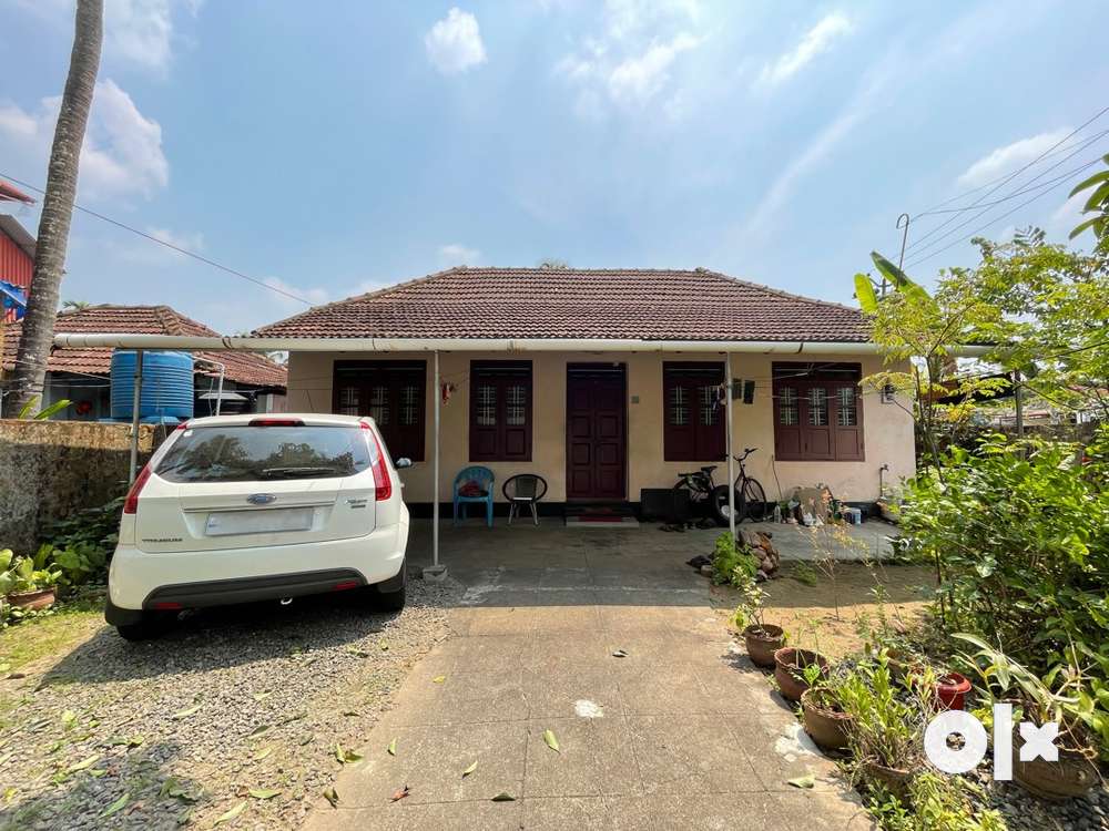 5 Cents plot with house for sale in Thevara Ferry Road