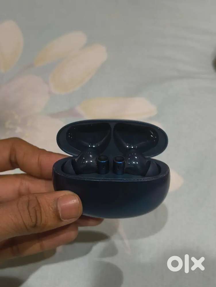 Realme buds air 3 - Case and Right bud working