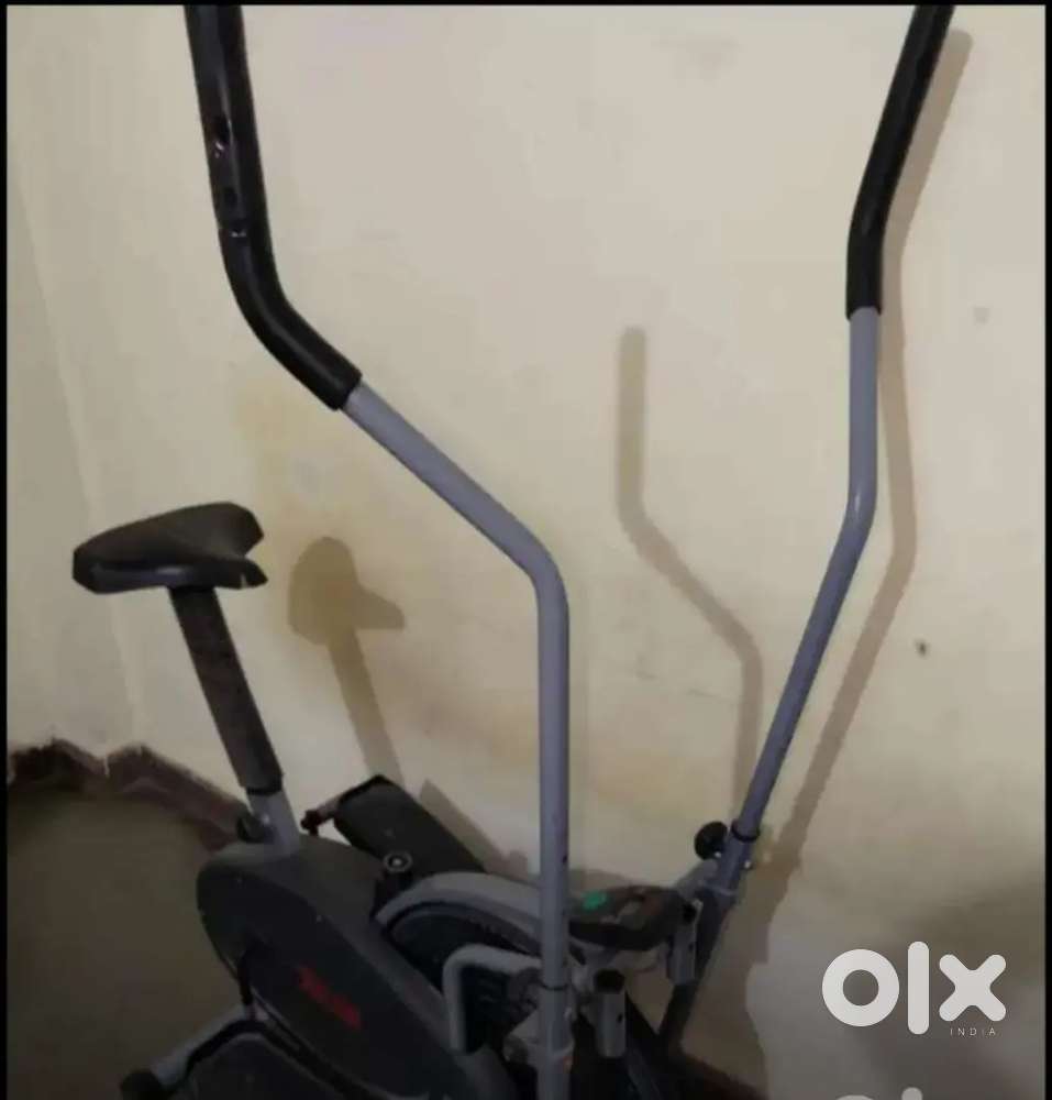 Eleptical cross trainer