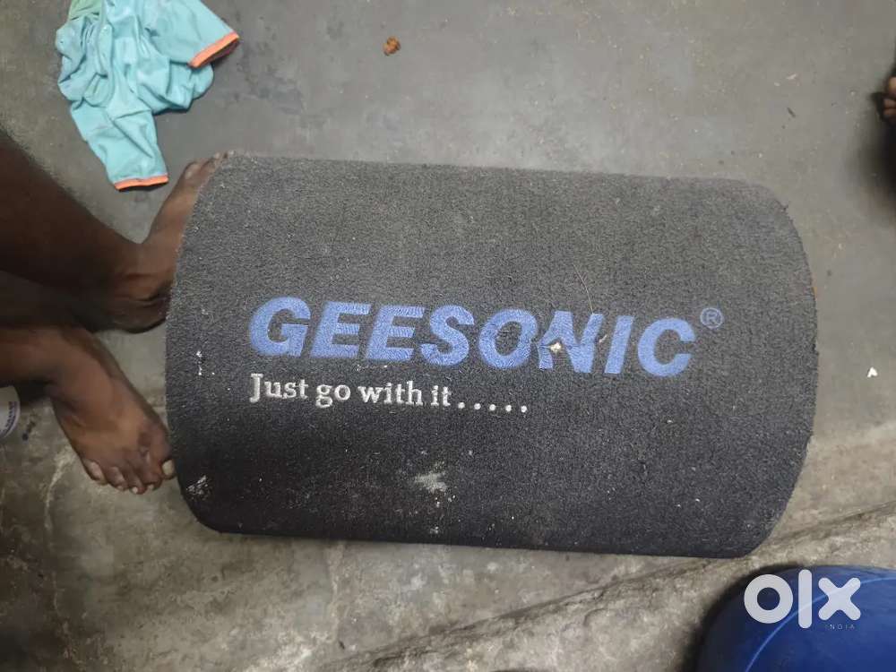 GEESONIC CAR AUDIO SUBWOOFER in a bass tube enclosure
