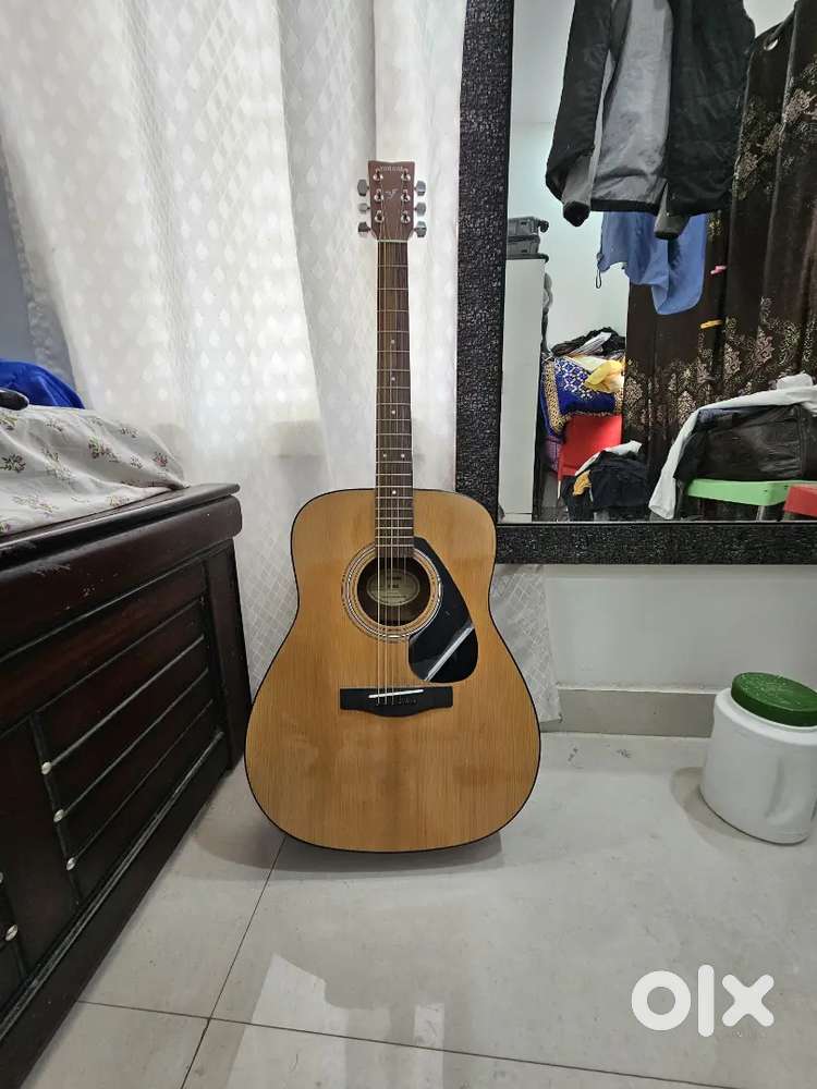 Guitar not used 1 year old Yamaha