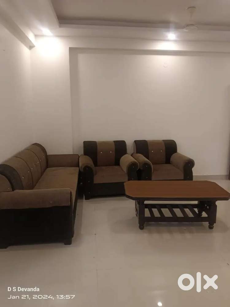 3 BHK furnished flat available @family and working