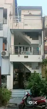 road tuch pe he ground floor ko commersial bhi kar sakte he