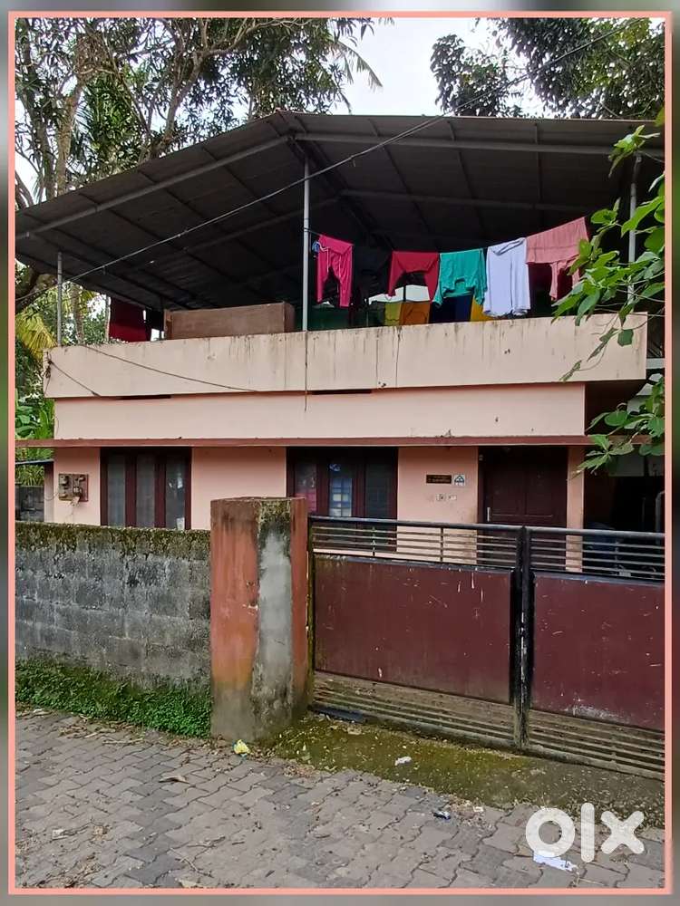 4 cent old house for sale at kazhakuttom chanthavila near ST Thomas