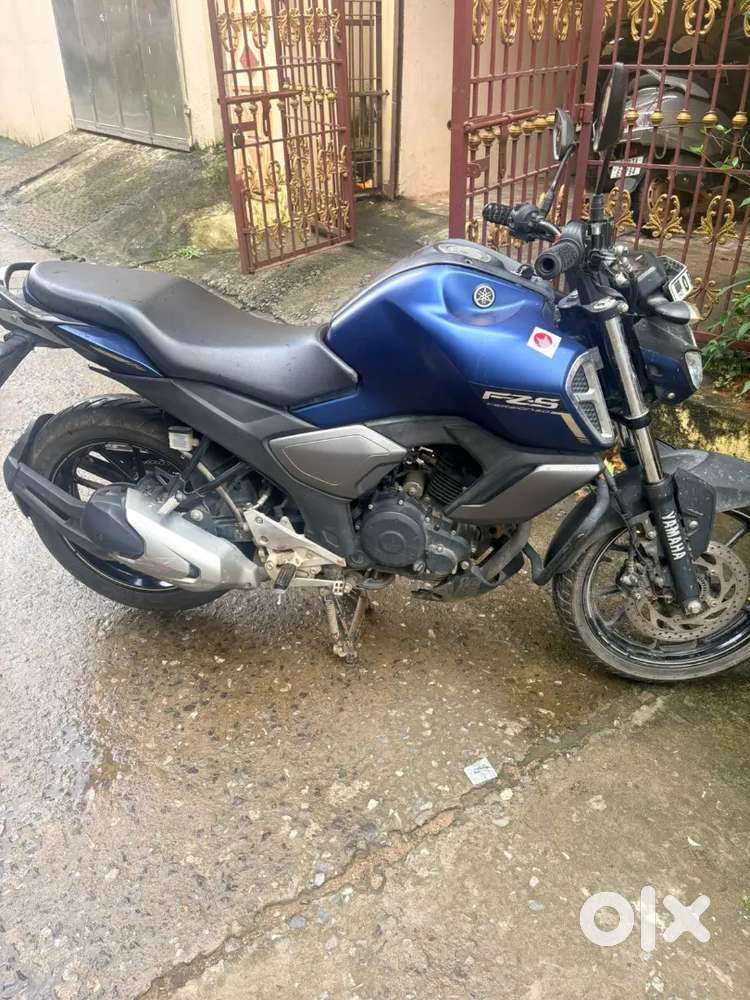 Yamaha fzs fi v3 with matte blue colour